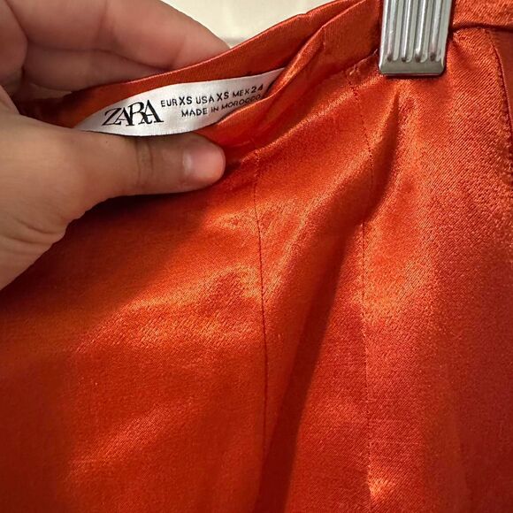 ‘ The Life of a Showgirl ‘ Zara Orange satin mini skirt - Picture 4 of 4